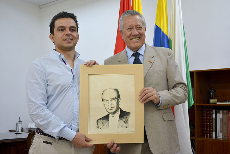 A La derecha,Diego Cardenas; a la izquierda, Ómar Peña,rector del Colegio de la UPB 