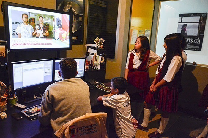 Los estudiantes conocieron el proceso de posproducción de un programa para el canal de televisión interno de la UPB.