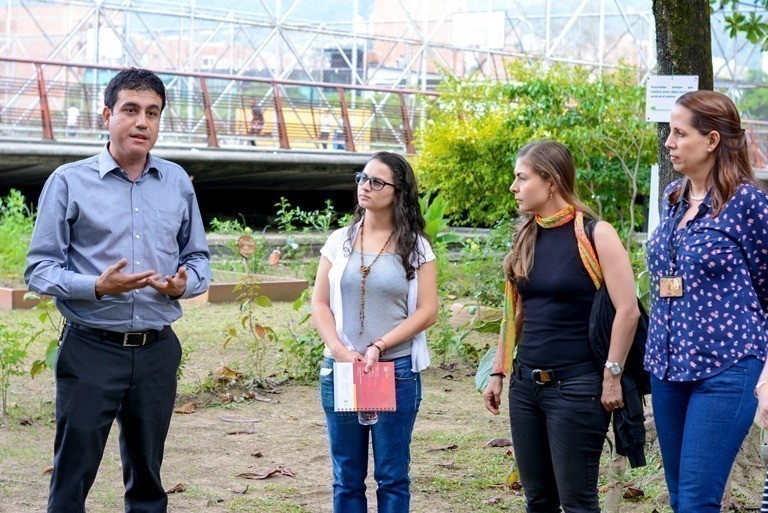 Nolber en la Huerta Ambiental Colegio de la UPB