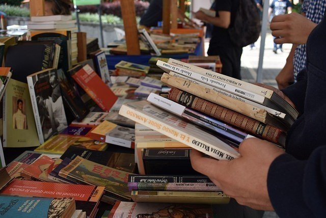 Mirando los libros antes de comprarlos