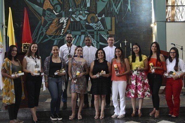 Mujeres Destacadas recibiendo el reconocimiento de la Universidad