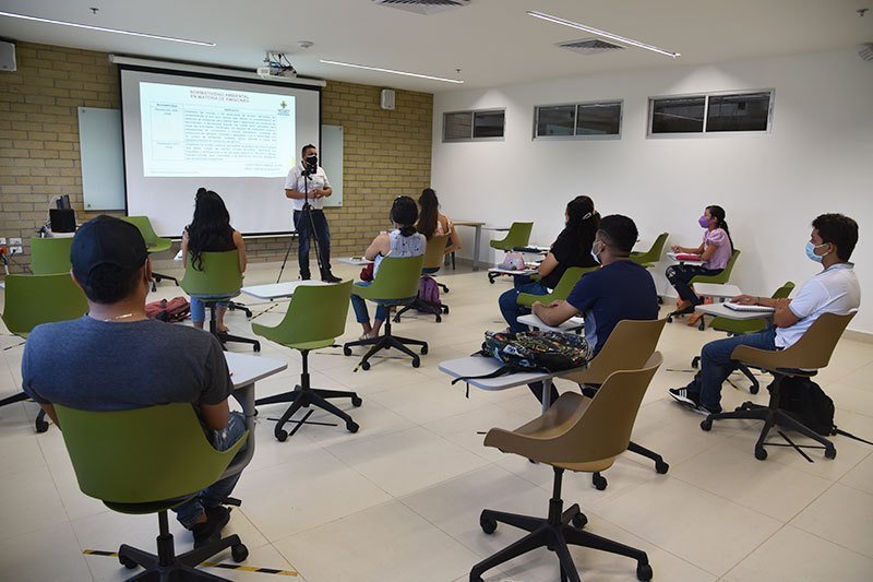 Estudiantes de Pregrado en clases bajo la modalidad de Alternancia