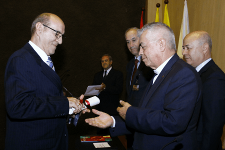 El reconocimiento fue entregado por el Rector General, Pbro. Julio Jairo Ceballos