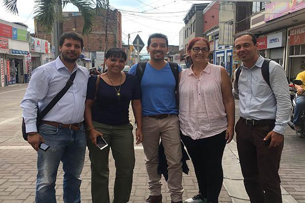 En la fotografía los docentes investigadores, quienes realizaron prácticas en espacios de Palmira. Izq. a Der.: Edwin Ortega, Yuli Botero, Nelson Casas, Natalia Botero (capacitadora) y Andrés Hernández 