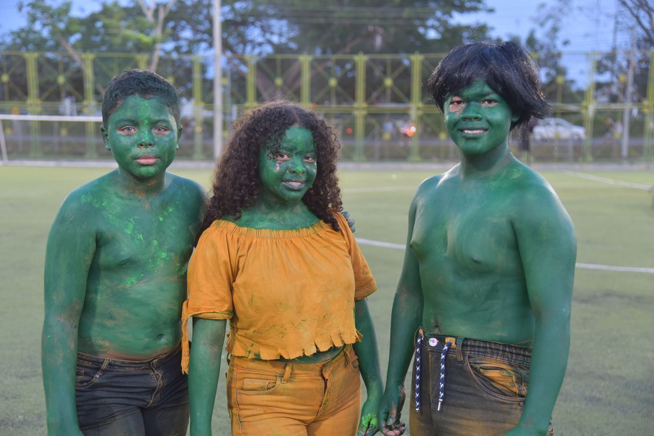 cosplayers interpretando "Familia Hulk"