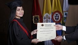 Chica recibe diploma de grado