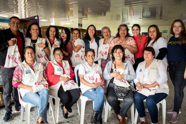 Mujeres con implementos de taller