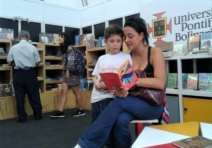 Lectura de madre a hijo en Fiesta del Libro