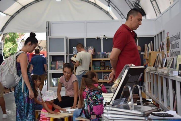 Asistentes stand UPB Fiesta del Libro