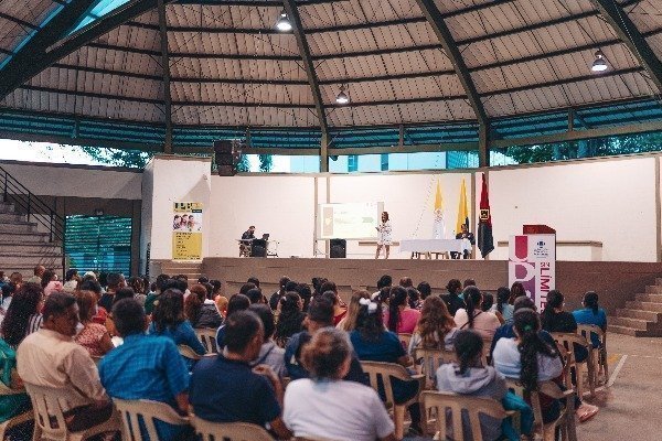 Asistentes en el Coliseo, intervención unidad de Mercadeo