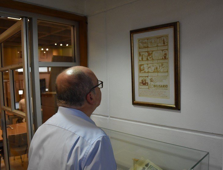 Diego Betancur visitó la colección de libros que perteneció a su padre y desde el 2006 se encuentra en la Biblioteca de la UPB