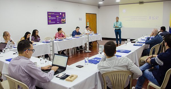 Intervención de la Facultad de Administración de Empresas con los empresarios