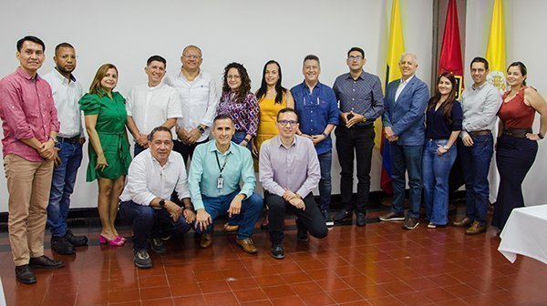 Equipo de docentes de la Facultad de Administración de Empresas con los empresarios