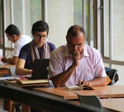 Estudiantes de postgrado en la biblioteca