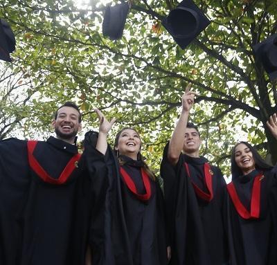 Estudiantes disfrutan su grado