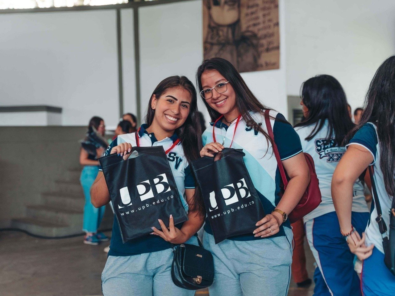 estudiantes con obsequios