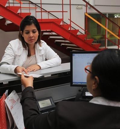 una estudiante solicitando información en postgrado