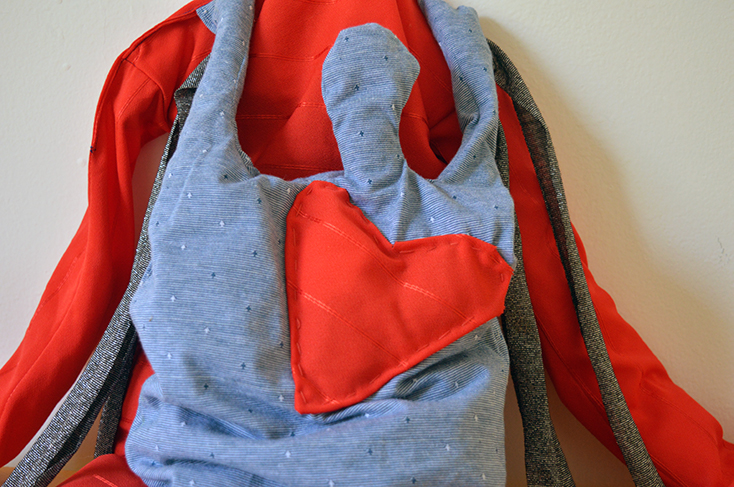 Detalles de los abrazadores, incluyendo el corazón relleno de plastilina.