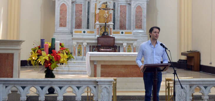Daniel Quintero, alcalde de Medellín, en la Iglesia de Nuestra Señora del Perpetuo Socorro. 