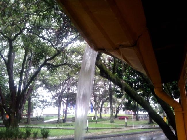 Agua lluvia cayendo del bloque de la Tienda Universitaria