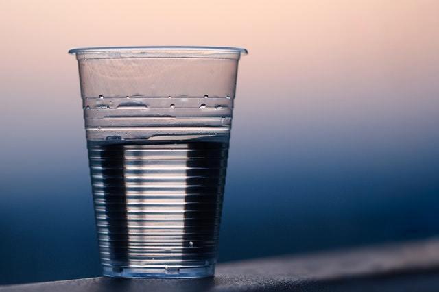 Agua en vaso plástico