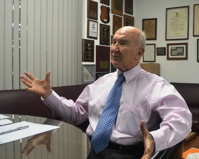 Alberto Piedrahita en su oficina personal