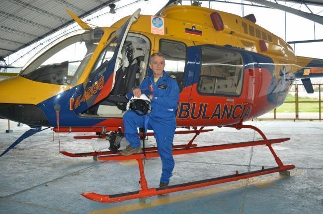 Alejandro Arango, egresado de UPB posando en el helicoptero