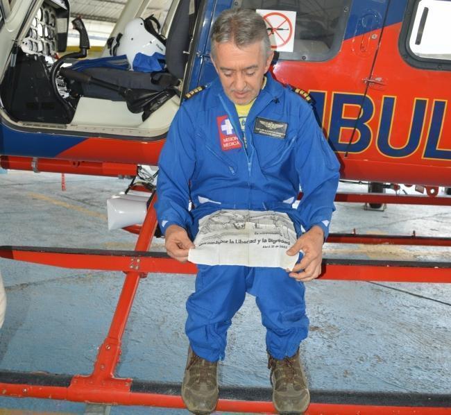 Alejandro Arango, egresado de UPB posando en el helicoptero