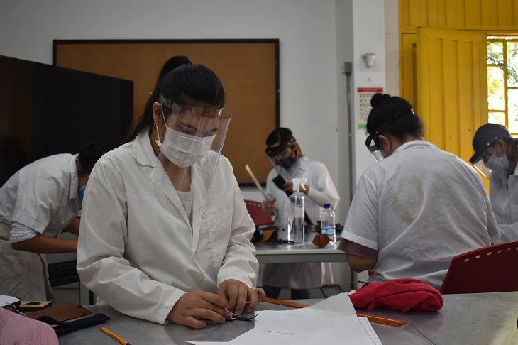 Estudiante en laboratorio