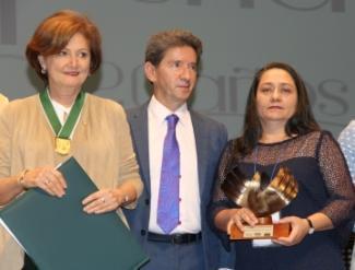 Margarita Enid Ramírez y Pilar Velilla, dos mujeres de la Universidad Pontificia Bolivariana premiadas con en el galardón Antioqueña de Oro 2017.