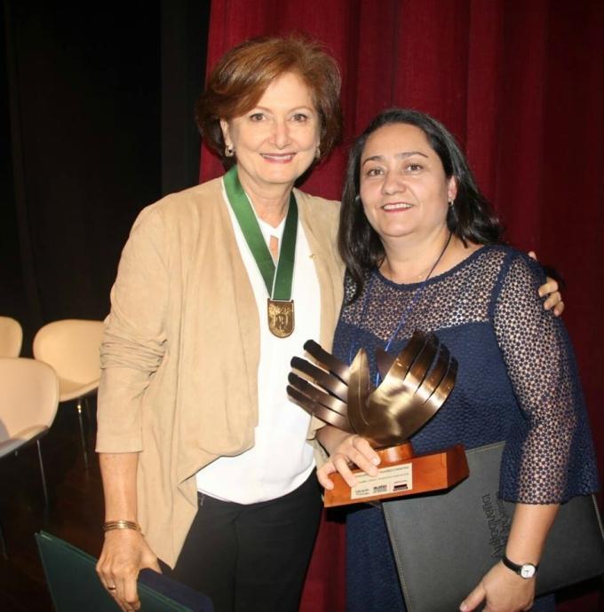 Maragrita Enid Ramírez y Pilar Velilla, dos mujeres de la Universidad Pontificia Bolivariana premiadas con en el galardón Antioqueña de Oro 2017.