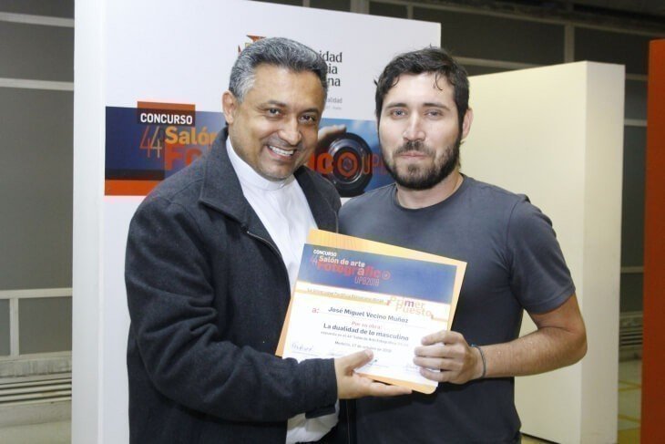 El vicerrector pastoral (izq) entrega el certificado a José Miguel Vecino, ganador del concurso.