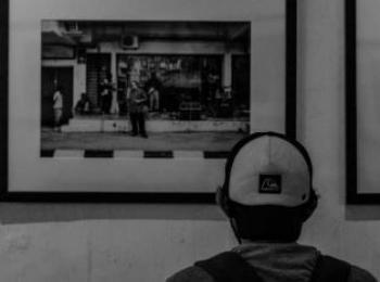 Joven en galería