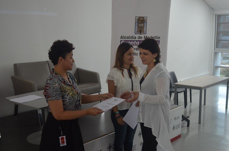 Entrega de certificados a estudiantes