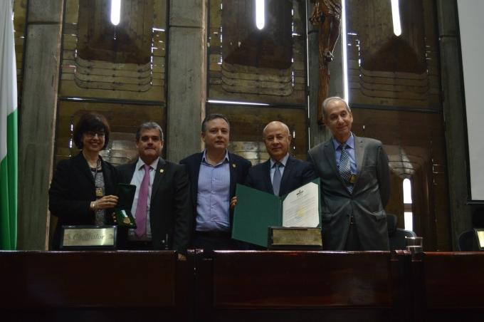Directivos UPB Reciben Merito Jorge Robledo categoría oro por parte de la Asamblea Departamental 
