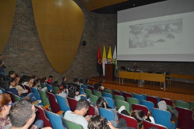 Auditorio Juan Pablo II con gente