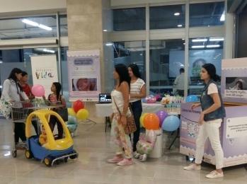 Gente donando en el Baby shower de la Fundación Milagros de Vida UPB