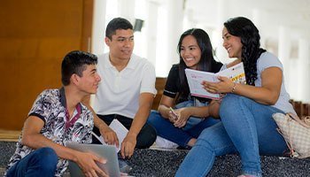 Estudiantes pregrado compartiendo en áreas comunes de la Seccional Montería