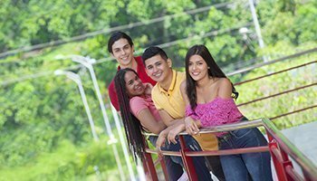 estudiantes felices en el campus de UPB Bucaramanga
