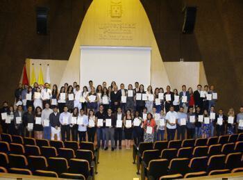 Becarios posan con sus diplomas