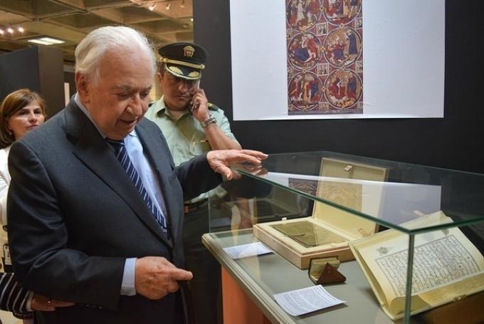 Belisario Betancur, expresidente de Colombia y egresado UPB recorre la muestra literaria de la Biblioteca Central.