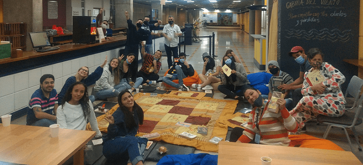 Estudiantes en la jornada nocturna de Biblioteca 245 horas