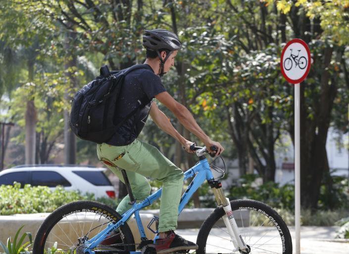 Joven en bicicleta por la Universidad