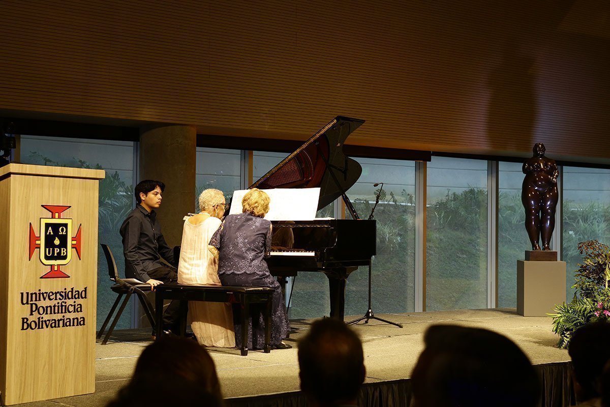 Interpretación de piezas tradicionales en piano a cuatro manos.