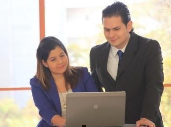 Personas ejecutivas frente a computador portátil