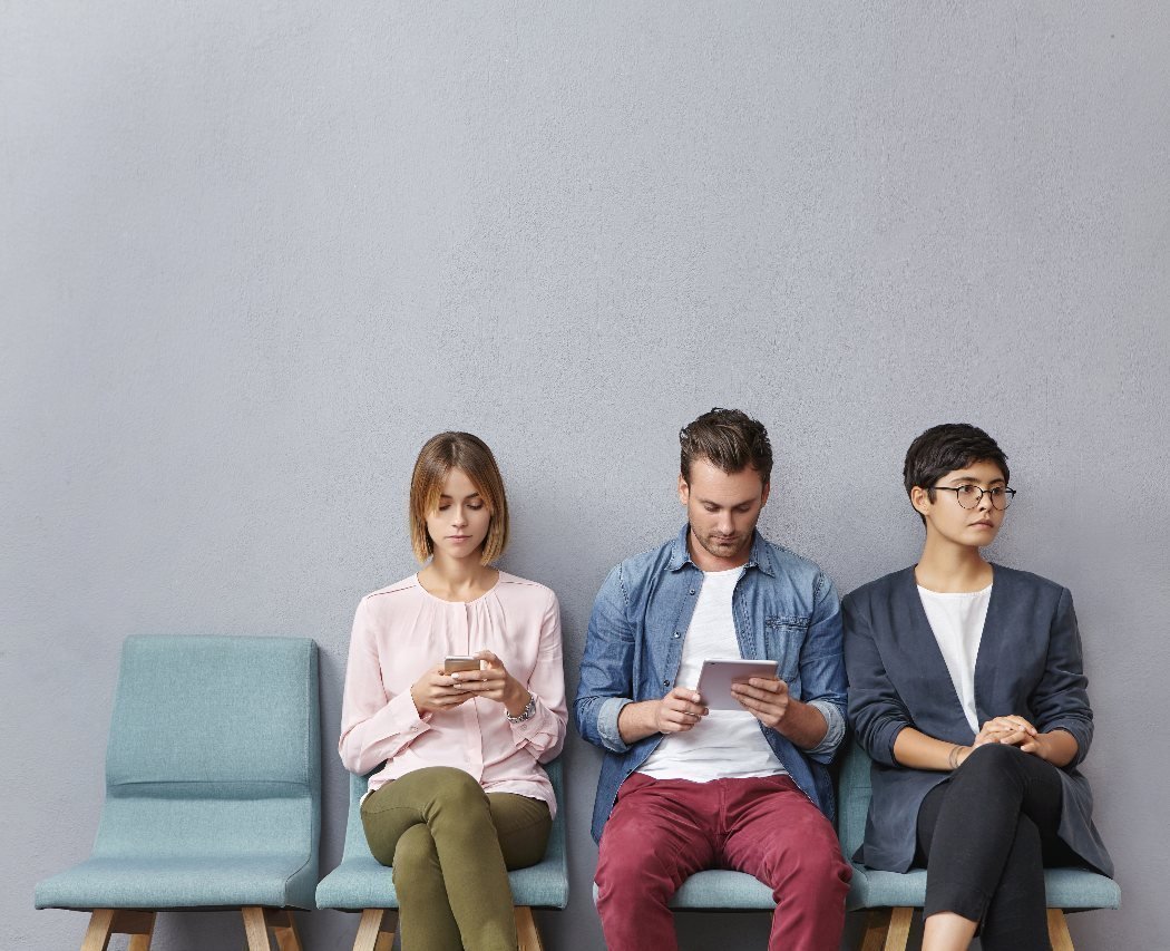 Jóvenes buscando empleo en el celular y tablet