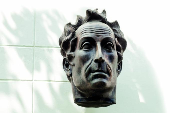Busto de Simón Bolívar en el Campus Laureles