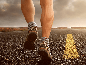 Hombre corriendo en una pista de atletismo