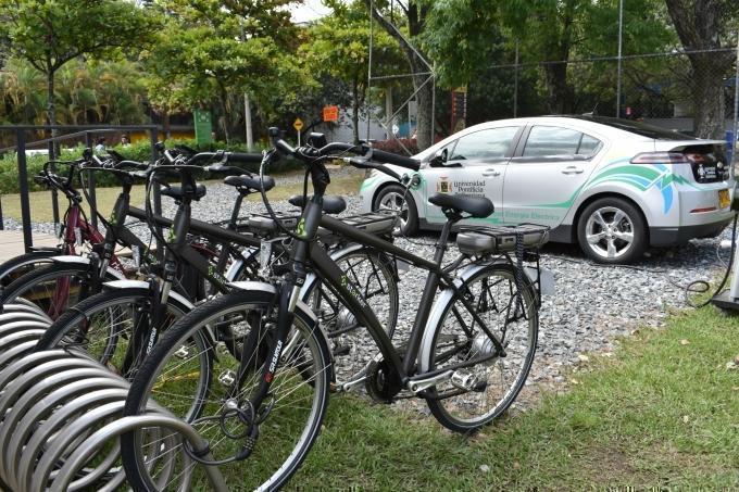 Bicicletas y carro eléctrico en Medellín