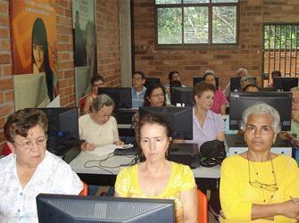 Grupo de mujeres mayores en una sala de las TIC